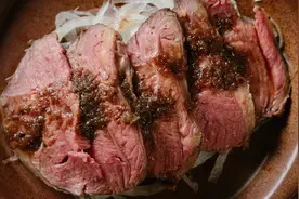 用水泡熟的牛肉也太好吃了吧！低温慢煮牛肉视频封面