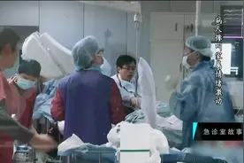 医生极限救人，出门却遭家属围攻怒怼：你弄疼他了！视频封面