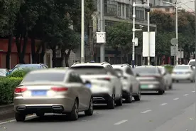 佛山一医院门前道路变成“大型停车场”，交警：天天抄牌都无果视频封面