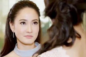 美女与老爸外面的女人争锋相对，不料一看到老爸，美女立马变脸视频封面