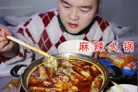 老猫做麻辣火锅，配上蒜蓉辣椒酱，大口吃肉，辣得过瘾视频封面