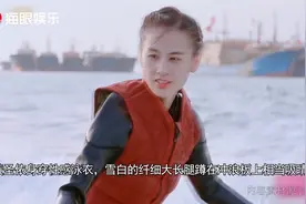 黄圣依穿三角泳裤冲浪秀长腿，身材火辣翻车可爱，杨子一旁忙加油视频封面