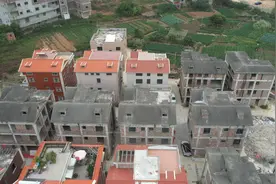 航拍厦门翔安琼头村烂尾别墅群，为啥有的能住人，大部分却都空置视频封面