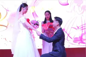 广西一对新人结婚，正在举行婚礼，求婚时，新娘都感动哭了视频封面