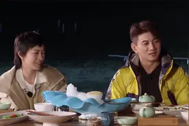 追星星的人：吴奇隆邢傲伟荒野生存后遗症，邢傲伟被鱼咬到吓坏了视频封面