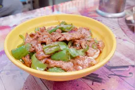 伊犁美食辣子肉拌面居然给了半碗肉？20块/份加面免费视频封面