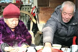 农村老人做饭从不将就，每顿有汤有菜又有肉，喝二两酒，看吃的啥视频封面