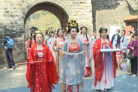 春分迎“花朝”！600多名汉服爱好者金殿祭花神展示传统文化视频封面