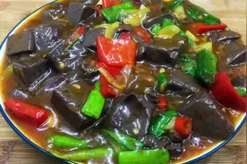 羊血炒蒜苗的做法，没有一点腥味，香辣入味吃起来过瘾视频封面