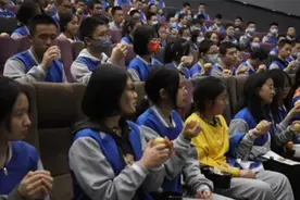 500名学生集体观看电影《长津湖》 学生含泪吃冻土豆、炒面粉视频封面