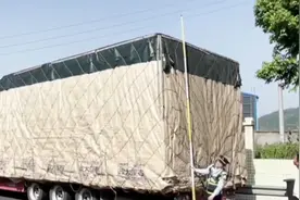 大型货车冲卡上高速，被民警拦截，最终难逃处罚丨法治中国60′