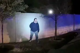 一心求死！实拍：美国男子感情受挫挑衅警察 瞬间被乱枪击毙！视频封面