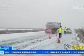 连霍高速柳园至星星峡路段出现降雪，高速交警全力保畅|第一时间视频封面