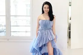 李连杰女儿巴黎名媛舞会试装照，气质很有欧美范？还是妈妈利智美视频封面