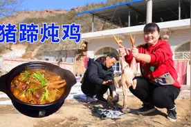 妹夫买了2只大公鸡，霞姐用2个猪蹄来炖，软烂入味，太下饭了！视频封面