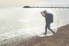 会玩的外国人，把自己装到气球过海，结果悲剧了！视频封面