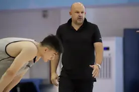 首钢男篮主教练雅尼斯：隔离没关系，只要保障健康视频封面
