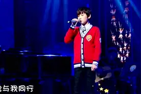00后小男孩翻唱《夜空中最闪亮的星》，人比较内向，但是唱很好听视频封面