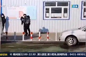 妈妈在车站接到儿子后“一脸嫌弃”，全程跟随式消毒，获网友点赞视频封面