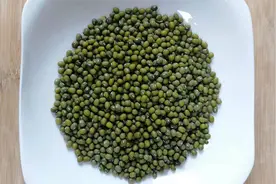最近媳妇吃多油炸食物上火？老中医教我一方法，一把绿豆就解决了视频封面