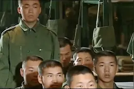 士兵突击：许三多随便秀了把神技，领导们激动坏了，这才是高手视频封面