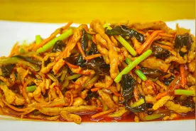 与川菜分歧大？阿飞做鱼香肉丝引争议，你支持河南味还是四川味呢视频封面