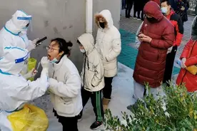 大连疫情源头找到！超60名大学生确诊，3000多人被转运视频封面