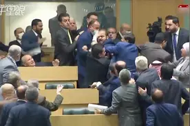 约旦国会上演全武行 议员们扭打在一起,相互重拳猛击视频封面