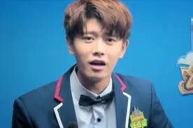 任嘉伦带娃记，初接触手足无措但超温柔，后续开始模仿小孩子视频封面