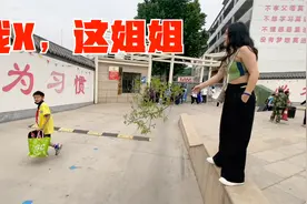相差15岁的弟弟太难了，被姐姐拿棍子在校门口追着打，一群人围观视频封面