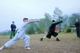 熊猫书包：有点儿帅啊！王嘉尔跟小男孩学武术，一招一式有模有样视频封面
