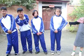 小伙伴一起玩老鹰抓小鸡，玩得正开心妈妈气势汹汹的来了，真好玩视频封面