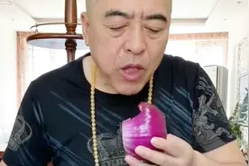 东北大哥就是粉碎机，大洋葱啃的像苹果，带鱼整段吃不吐刺视频封面