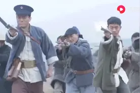 八路往城外冲，小鬼子要关城门，关键时刻小哥立大功视频封面