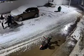 俩小伙对着监控故意踹坏雪人被主人逮住重做！网友：教你做“人”视频封面