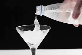 过冷水是什么？把冰块放在水面上，不可思议的现象发生了