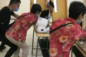 老人医院做检查时无座位，儿子用腿给母亲当凳子双手紧紧抓住母亲视频封面