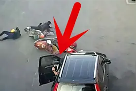 “开门杀”！监拍：汽车驾驶员突然开车门 一举放倒两辆电动车视频封面