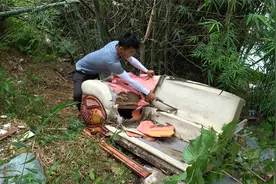 路边发现废弃沙发，小伙拆开一下愣住了，这是谁的私人物品？视频封面