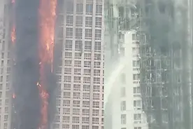 石家庄一加油站附近26层高大厦失火：保温层燃烧，明火基本被扑灭视频封面