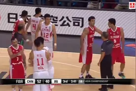 正播中国男篮，球打着打着又要打架了，阿联送上死亡隔扣，霸气！视频封面