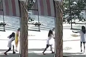 纽约女子当街推倒两岁女童致其头部着地 随后得意一跳扬长而去视频封面