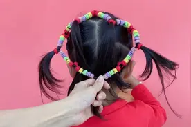 原来用头发就能给小女孩扎一款自带花朵发型，这也太有趣了吧视频封面