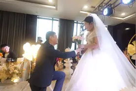 新郎和新娘闪亮登场，并以一种浪漫的仪式开始了结婚典礼视频封面