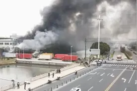 江苏昆山一工厂车间燃爆起火 致7死5伤 现场浓烟滚滚视频封面