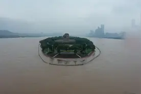 航拍长沙湘江洪峰过境 橘子洲景区变“航母” 防汛应急响应已启动视频封面