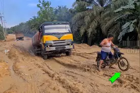 小车拉大车，摩托佬的这波操作让人笑出眼泪，太好玩了视频封面