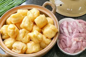 油豆腐加一碗粉肠，客家人这样做，吃一次就爱上，上桌连汁都吃光视频封面