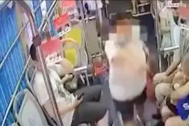 一女子公交车大声喧哗，司机劝说却被打，警方：女子有精神病史视频封面