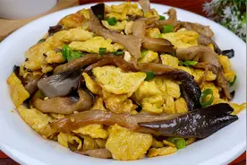 50年饭店老师傅教我的蘑菇炒鸡蛋，简单又下饭，味道真的不一般视频封面